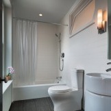 Fotoattēlā redzama vannas istaba ar tualeti