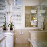 O interior de uma pequena casa de banho