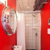 Phòng tắm nhỏ màu đỏ