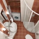 Toalett i en liten lägenhet