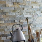 Dekoracja kamiennej ściany kuchni