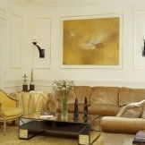 Zlatá barva v obývacím pokoji