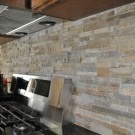 Forkle på kjøkkenet laget av dekorativ stein