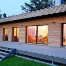 Moderni bungalow-tyylinen talo