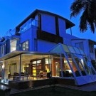 Εξαιρετικά μοντέρνο διώροφο σπίτι σε στιλ μπανγκαλόου