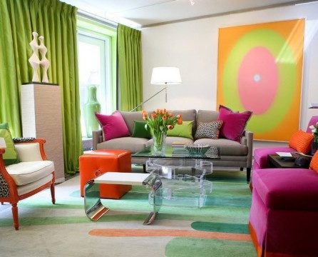 Huonekalujen ja seinien värikäs yhdistelmä