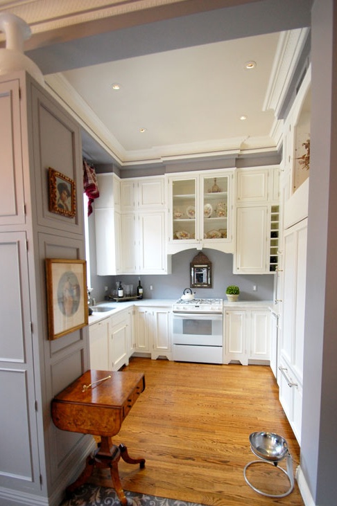Biały sufit w kuchni