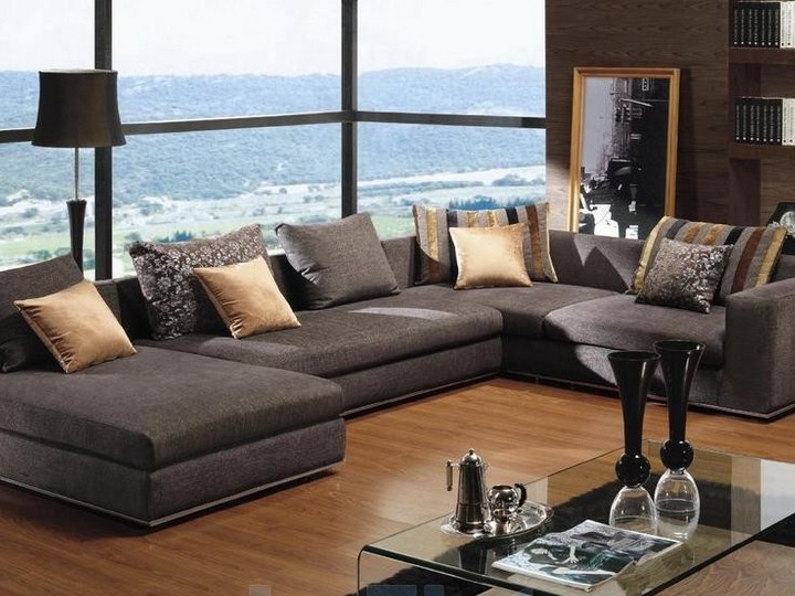 Dzīvojamās istabas dizains ar mīkstajām mēbelēm