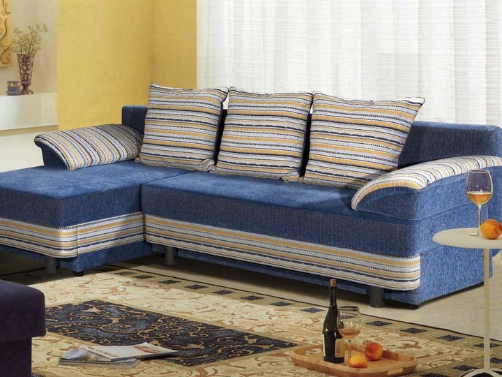Modrá pohovka v obývacím pokoji
