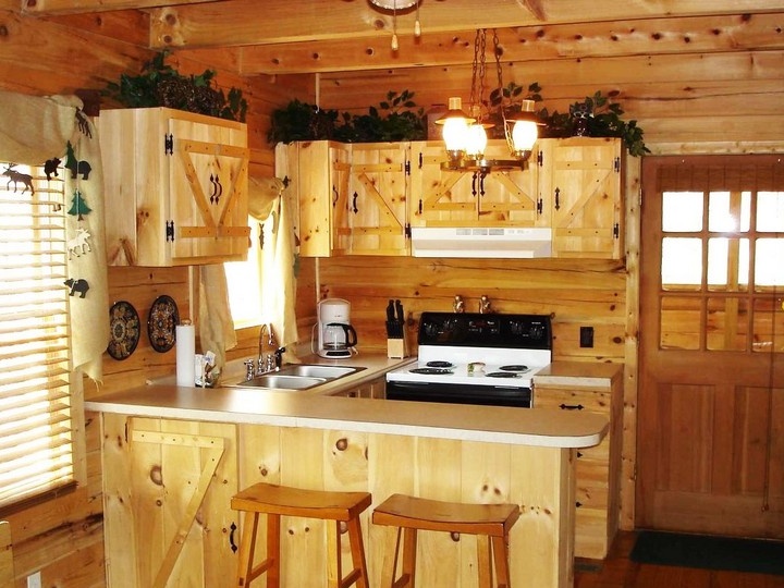 Mediniai virtuvės baldai