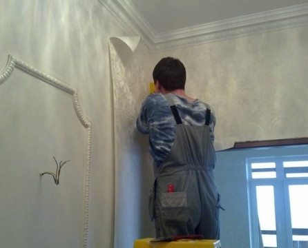 How to glue wallpaper