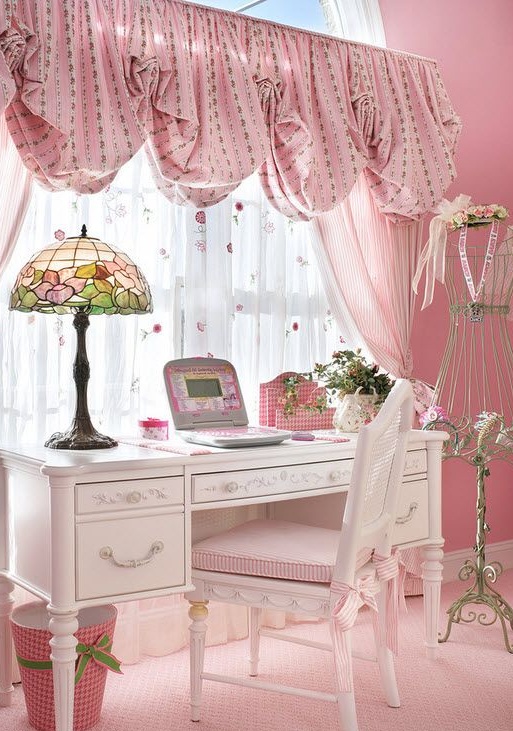 غرفة الوردي لفتاة في سن المراهقة