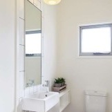 Phòng tắm nhỏ màu sáng
