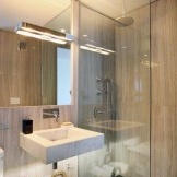 Transparent shower sa isang maliit na bathtub