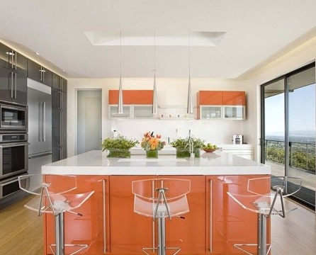 Oranžās nokrāsas virtuvē