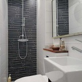 Fotoattēlā augsto tehnoloģiju stila vannas istaba