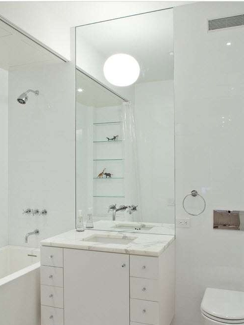 Világítás egy kis, világos fürdőszobában