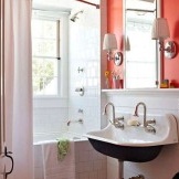 ห้องน้ำเล็กสีชมพูในรูปภาพ