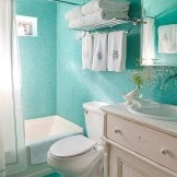 Gražus mėlynas vonios kambarys Chruščiovoje