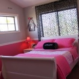 Vaaleanpunainen sänky tytölle