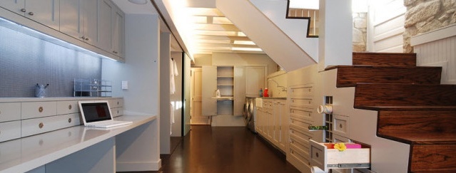 غرفة المعيشة مع الدرج