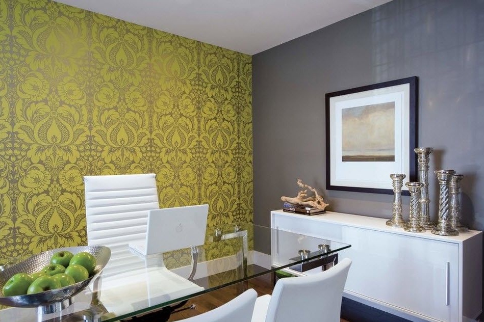 Interiør i en stue med hvite møbler, fortynnet med andre farger