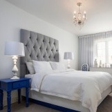 Żyrandol i lampy podłogowe w niebieskiej sypialni