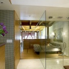 Koupelna a sprcha v interiéru ložnice