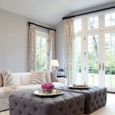 Svetlý interiér s minimalistickou tapetou