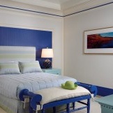 Niebieska sypialnia z akcentami w różnych kolorach