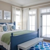 Útulný interiér modré ložnice