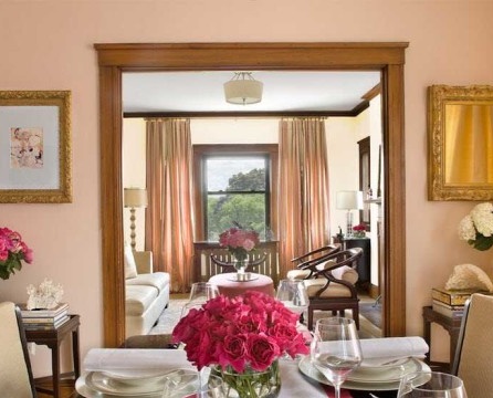 Large and small mirrors in the interior of the apartment