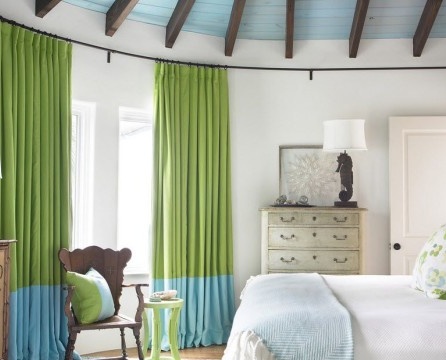 Design curtains in the bedroom