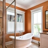 Piesātināta persiku krāsa vannas istabas interjerā