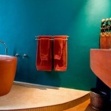 Persiku krāsas vannas istabas interjers