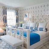 Niebieskie wzory na białym tle we wnętrzu sypialni
