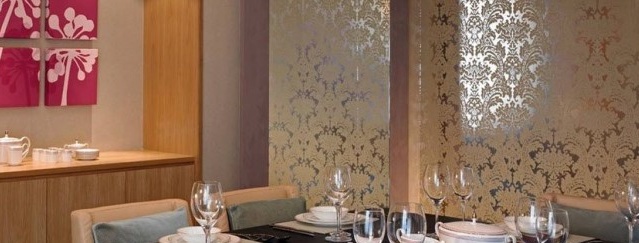 Metallized wallpaper. The unity of style and security
