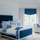 Naturlig lys på det blå soverommet