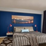 Zils un sarkans guļamistabas interjerā
