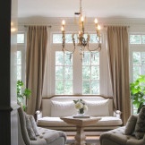 Stilige gardiner i stuen
