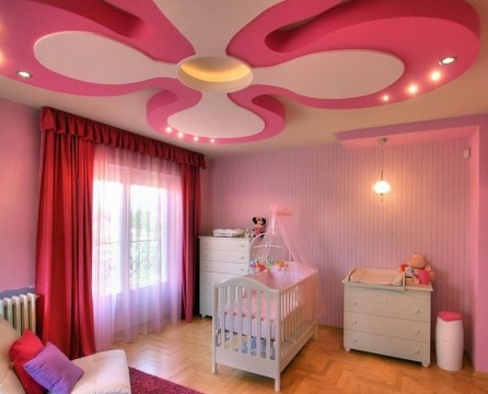 Ο σχεδιασμός της οροφής στο δωμάτιο των παιδιών