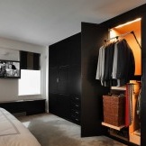 Bilik tidur yang luas dengan almari dinding yang dipasang di dalam dinding