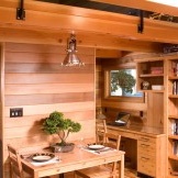 Εξαιρετική φυσική ομορφιά του φυσικού ξύλου στο εσωτερικό του εξοχικού σπιτιού