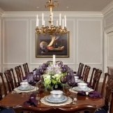 Moldings, including gold, contribute to the creation of a luxurious and rich interior