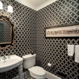 Salle de bain avec un motif noir sur le mur
