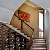 Étagères à vin sous les escaliers