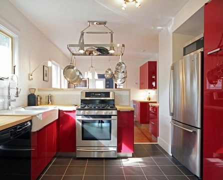 Red tone of the kitchen: fashion or pretentiousness?