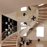 Unusually spectacular staircase with glass railings, in harmony with the modern style of the interior