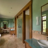 Neparasti plašs vannas istabas interjers ar apmestas sienām