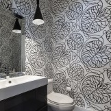 Svart mönster i badrummet